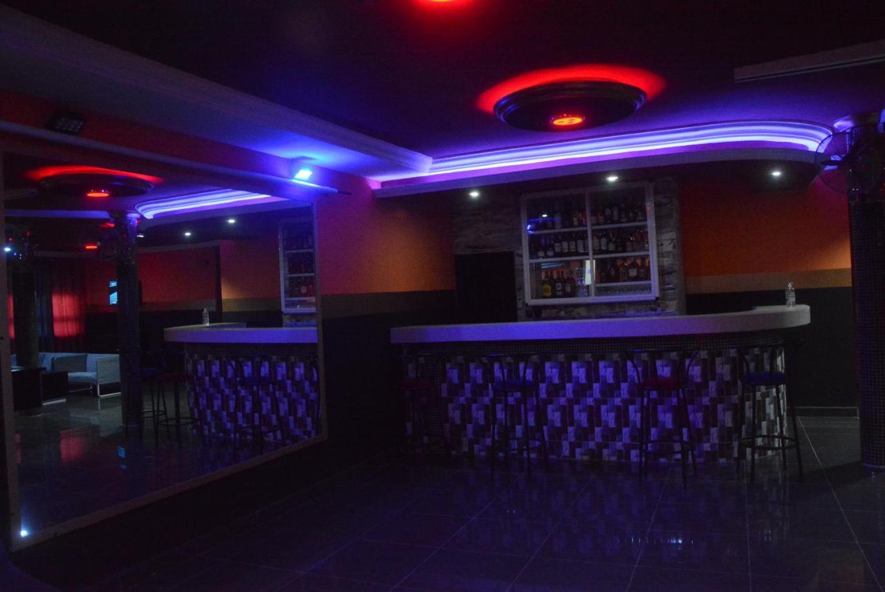 Royal Blue Guest House & Bar Ломе Экстерьер фото
