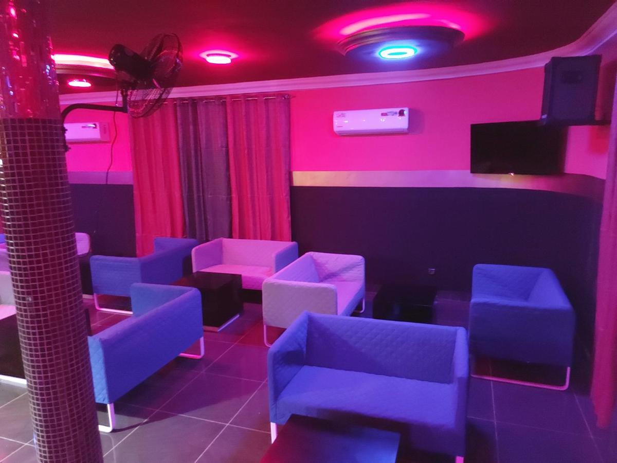 Royal Blue Guest House & Bar Ломе Экстерьер фото