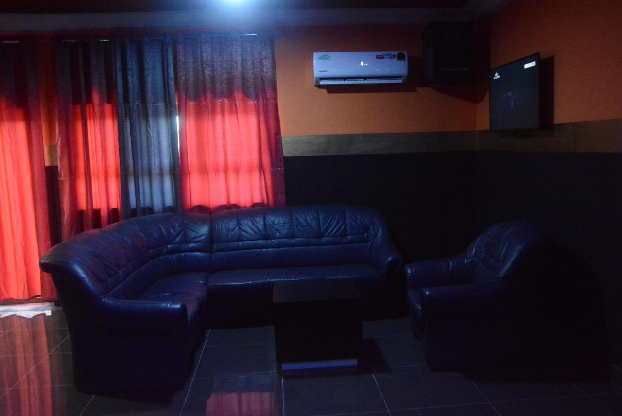 Royal Blue Guest House & Bar Ломе Экстерьер фото