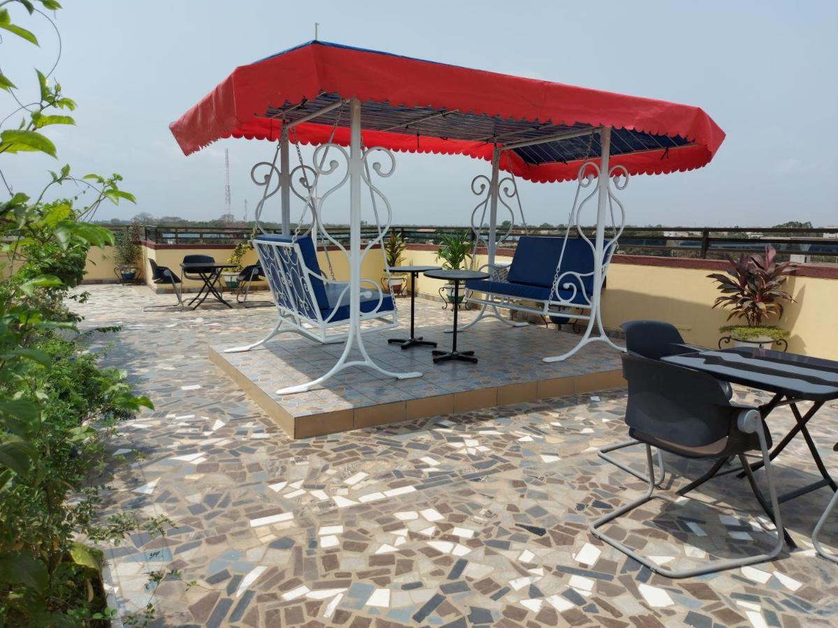 Royal Blue Guest House & Bar Ломе Экстерьер фото