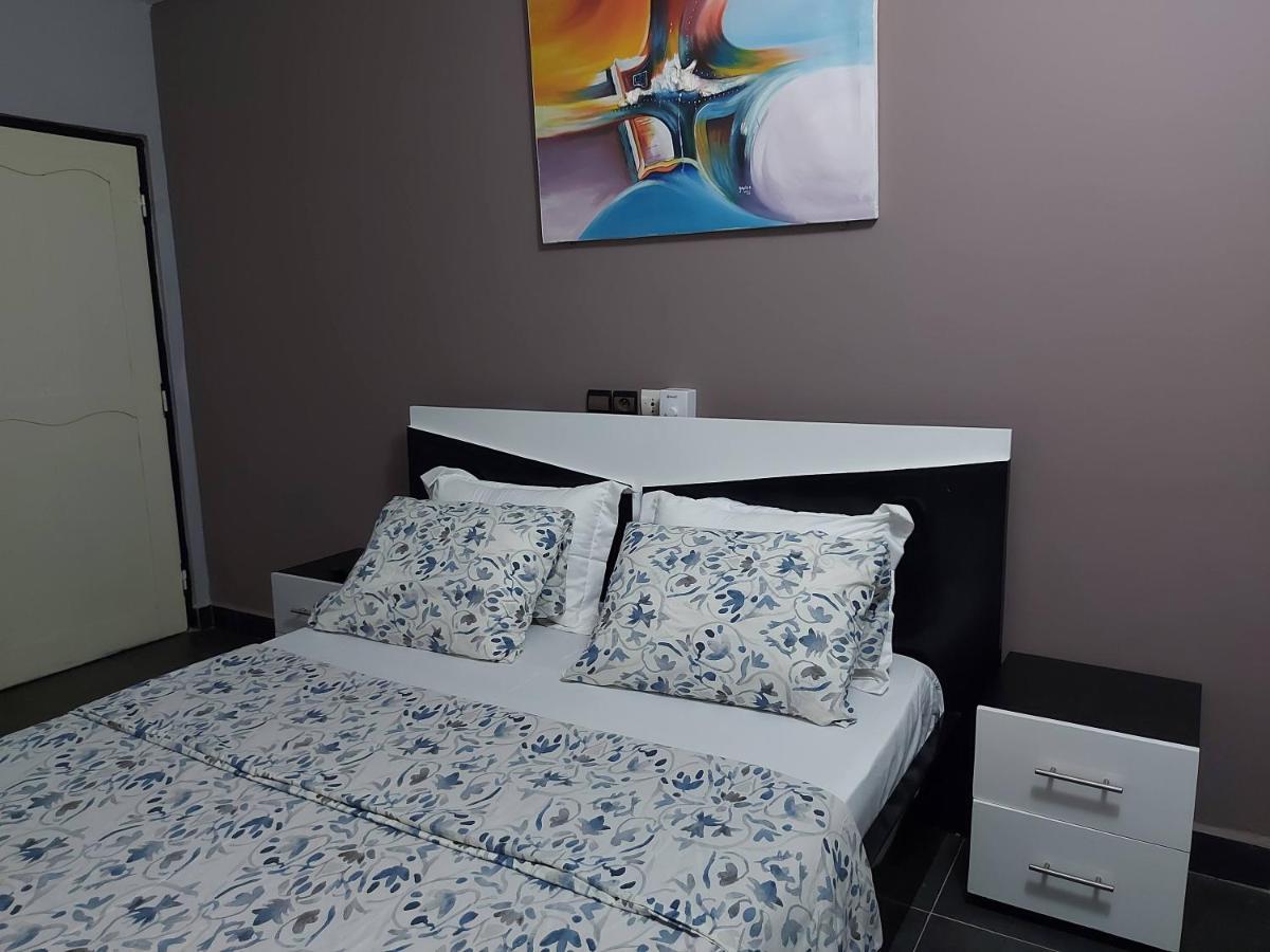 Royal Blue Guest House & Bar Ломе Экстерьер фото