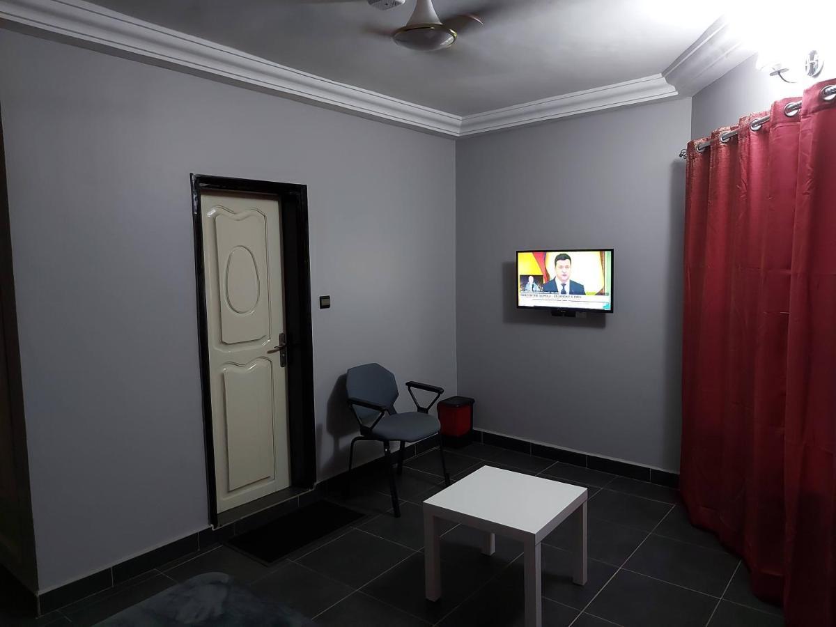 Royal Blue Guest House & Bar Ломе Экстерьер фото
