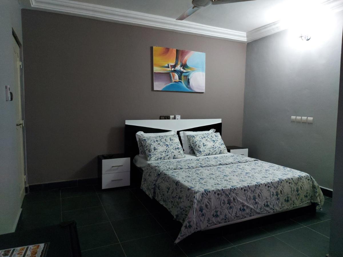 Royal Blue Guest House & Bar Ломе Экстерьер фото