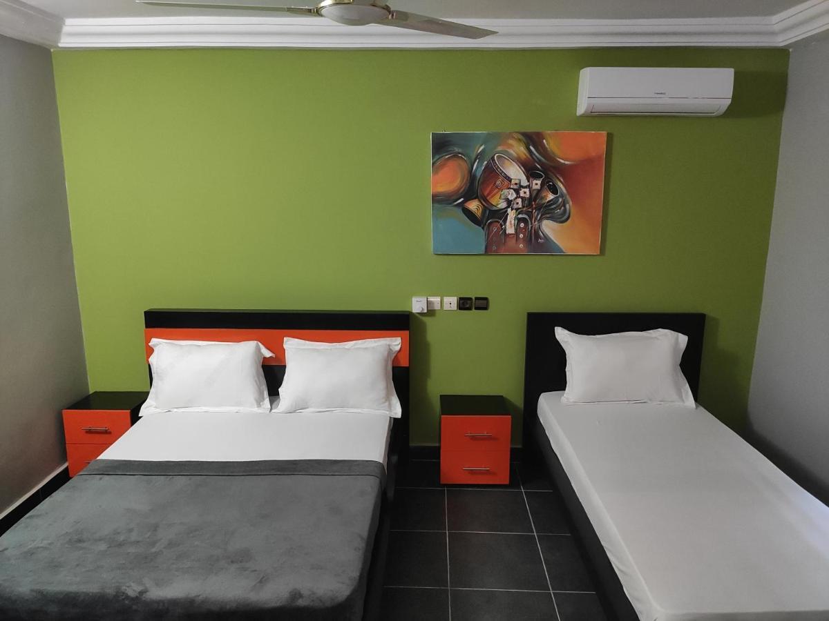 Royal Blue Guest House & Bar Ломе Экстерьер фото