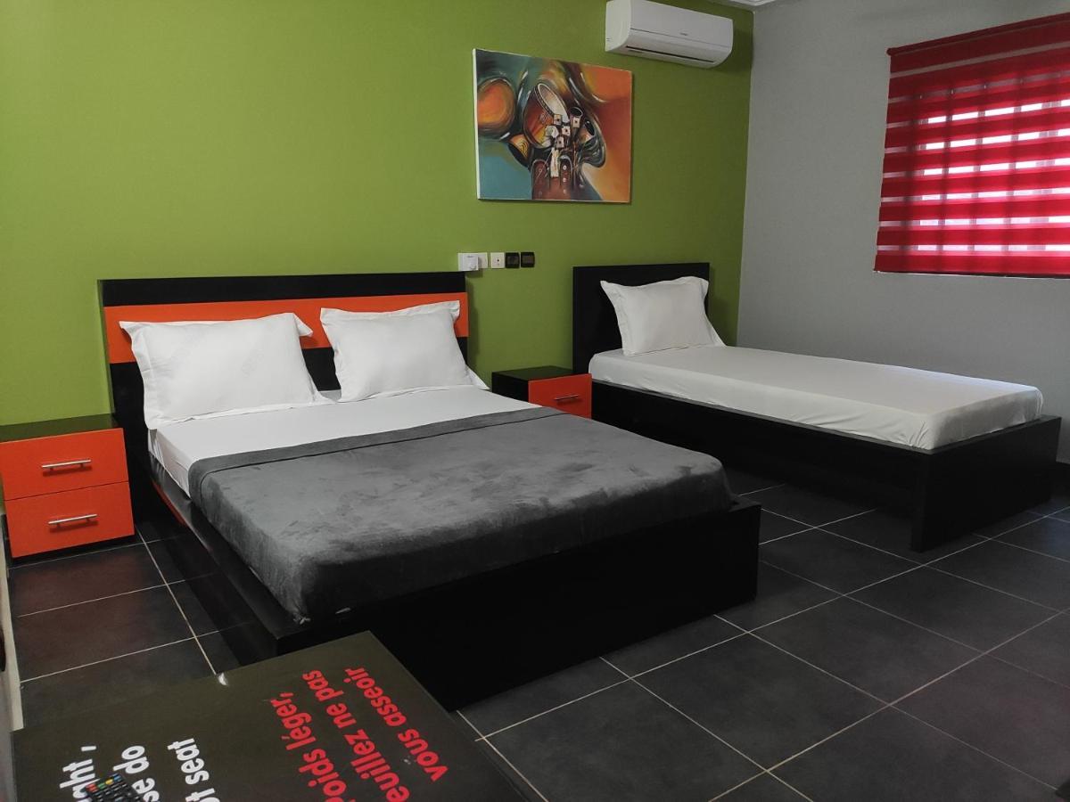 Royal Blue Guest House & Bar Ломе Экстерьер фото