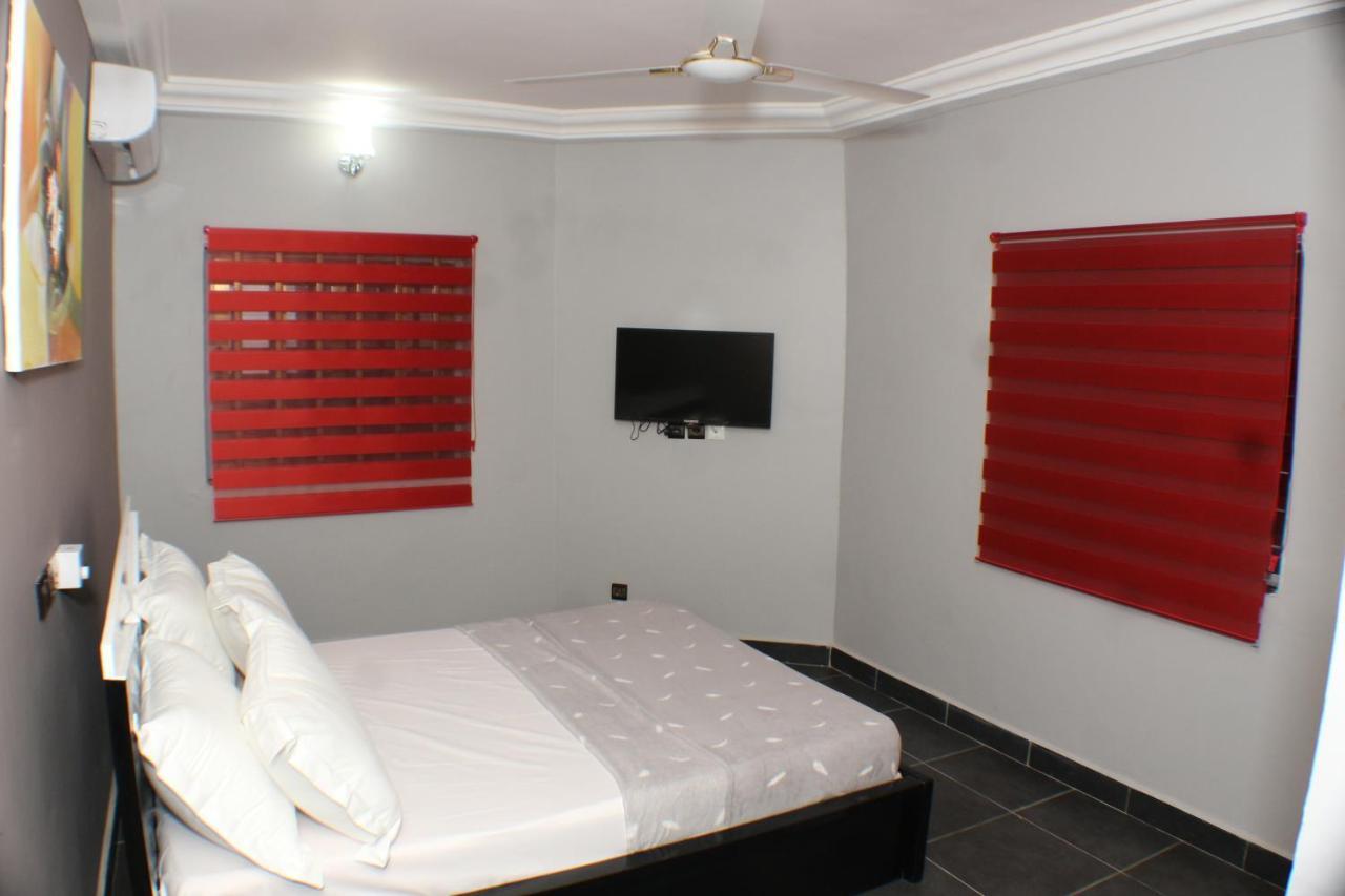 Royal Blue Guest House & Bar Ломе Экстерьер фото