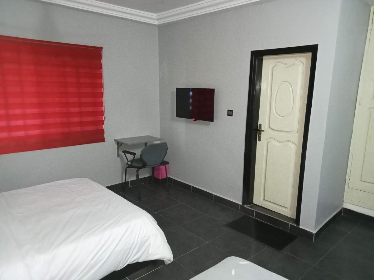 Royal Blue Guest House & Bar Ломе Экстерьер фото