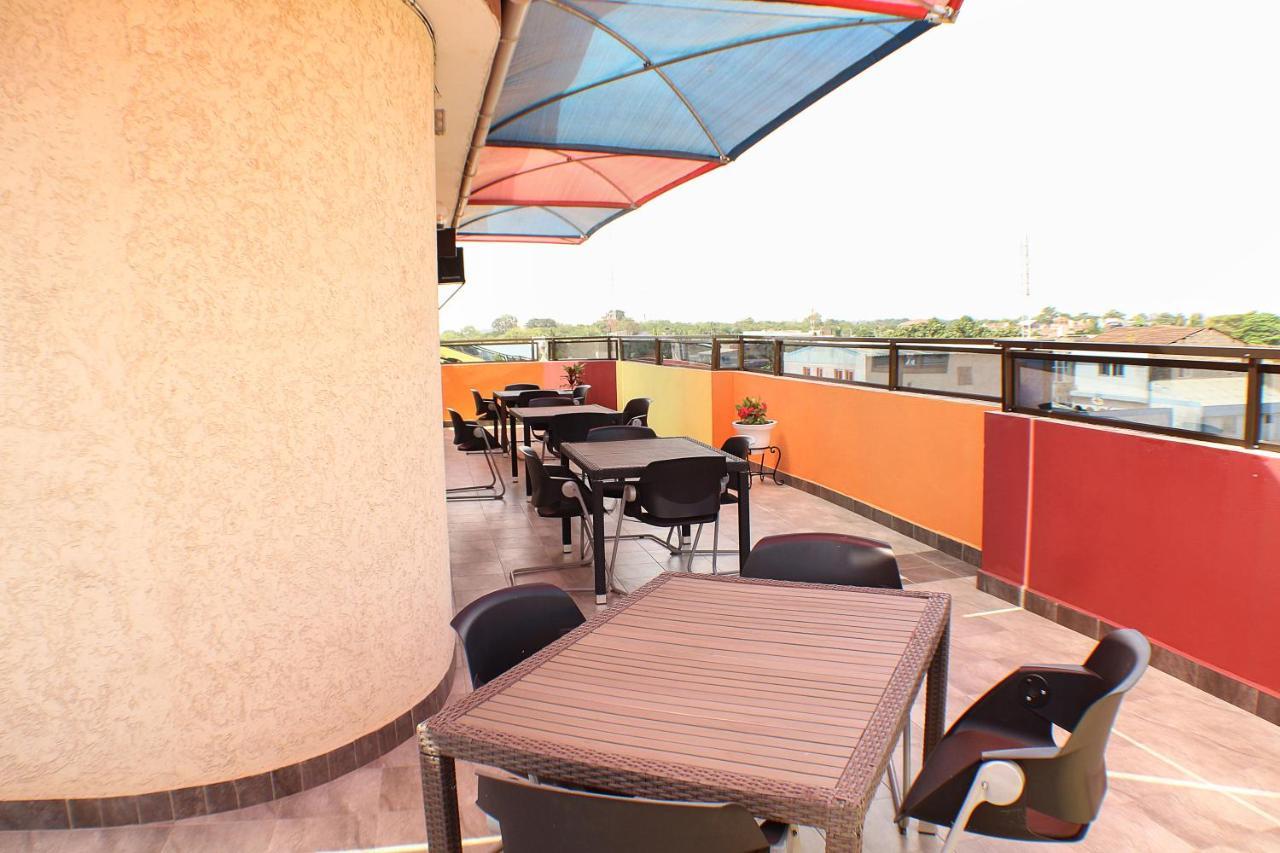 Royal Blue Guest House & Bar Ломе Экстерьер фото