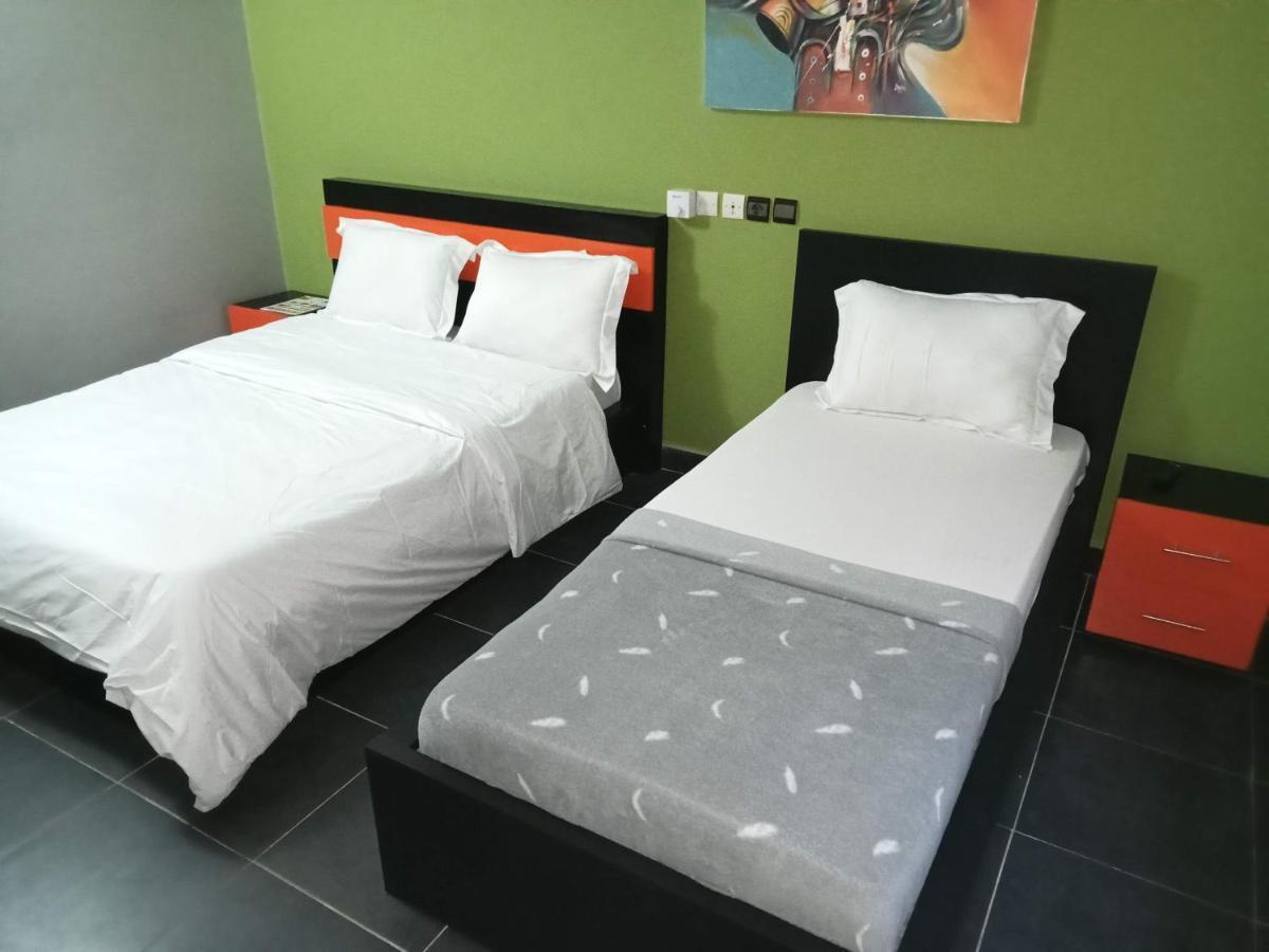 Royal Blue Guest House & Bar Ломе Экстерьер фото
