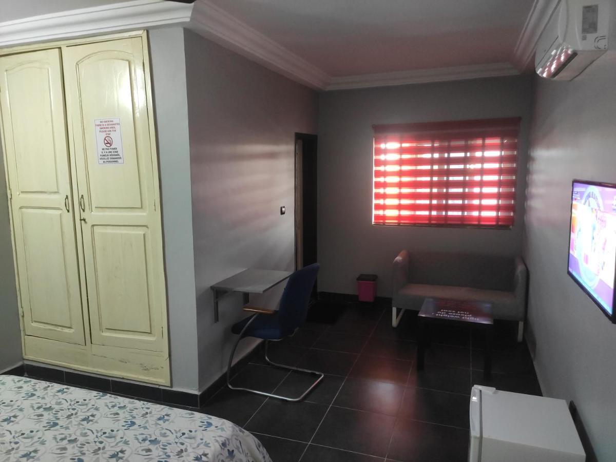 Royal Blue Guest House & Bar Ломе Экстерьер фото