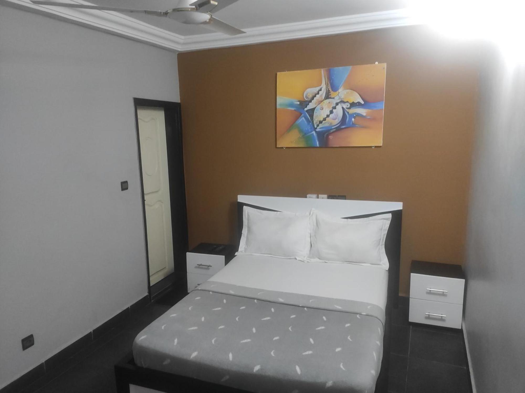 Royal Blue Guest House & Bar Ломе Экстерьер фото