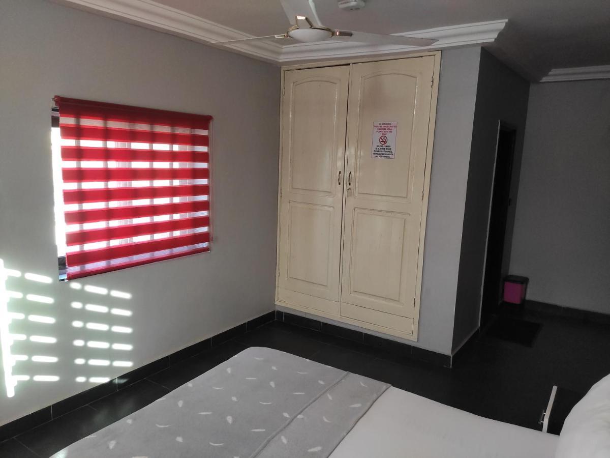 Royal Blue Guest House & Bar Ломе Экстерьер фото