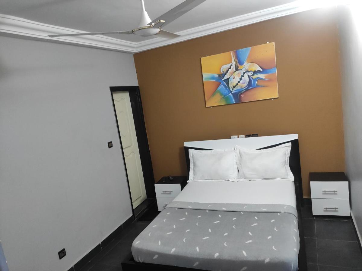 Royal Blue Guest House & Bar Ломе Экстерьер фото