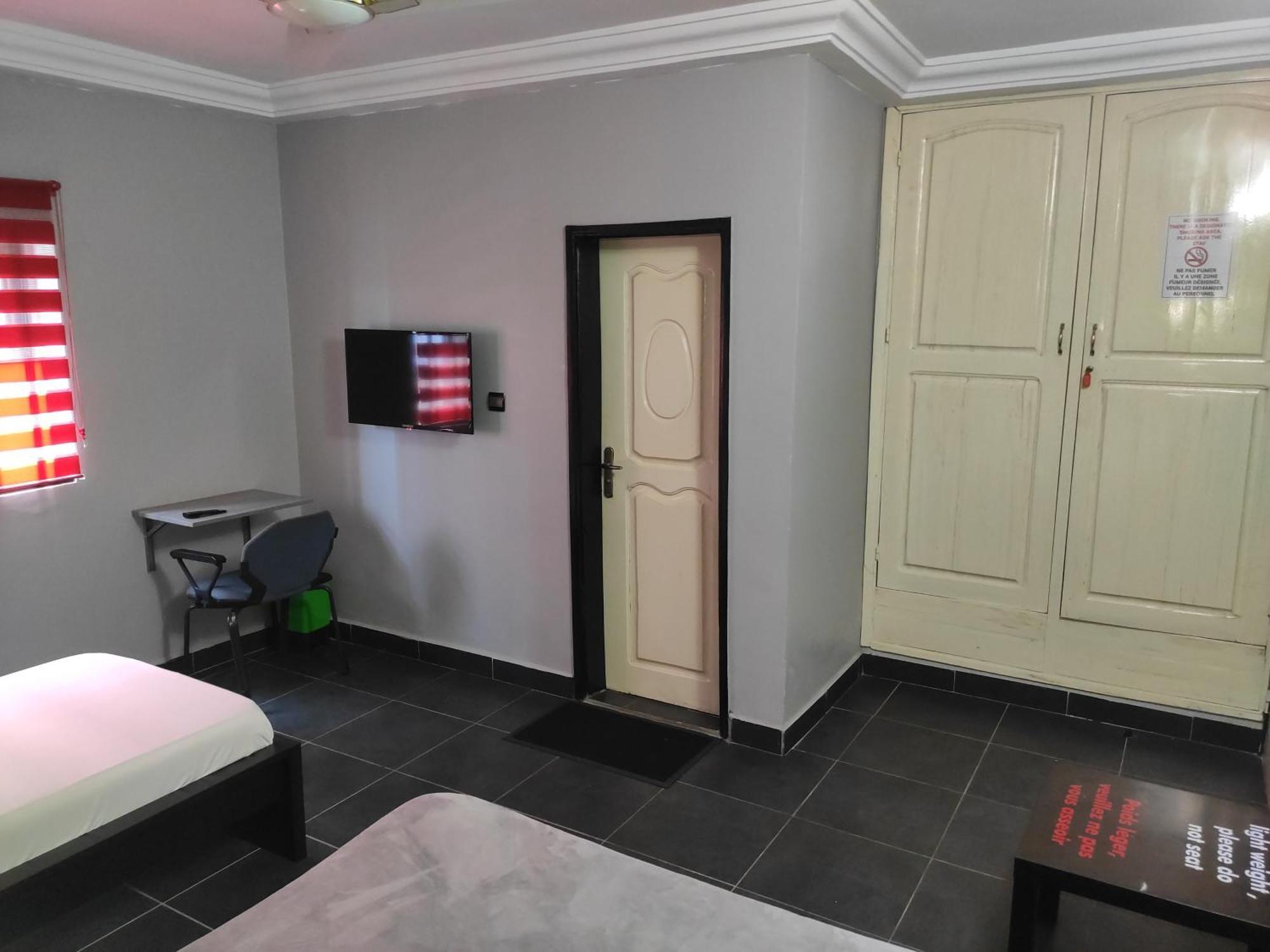 Royal Blue Guest House & Bar Ломе Экстерьер фото
