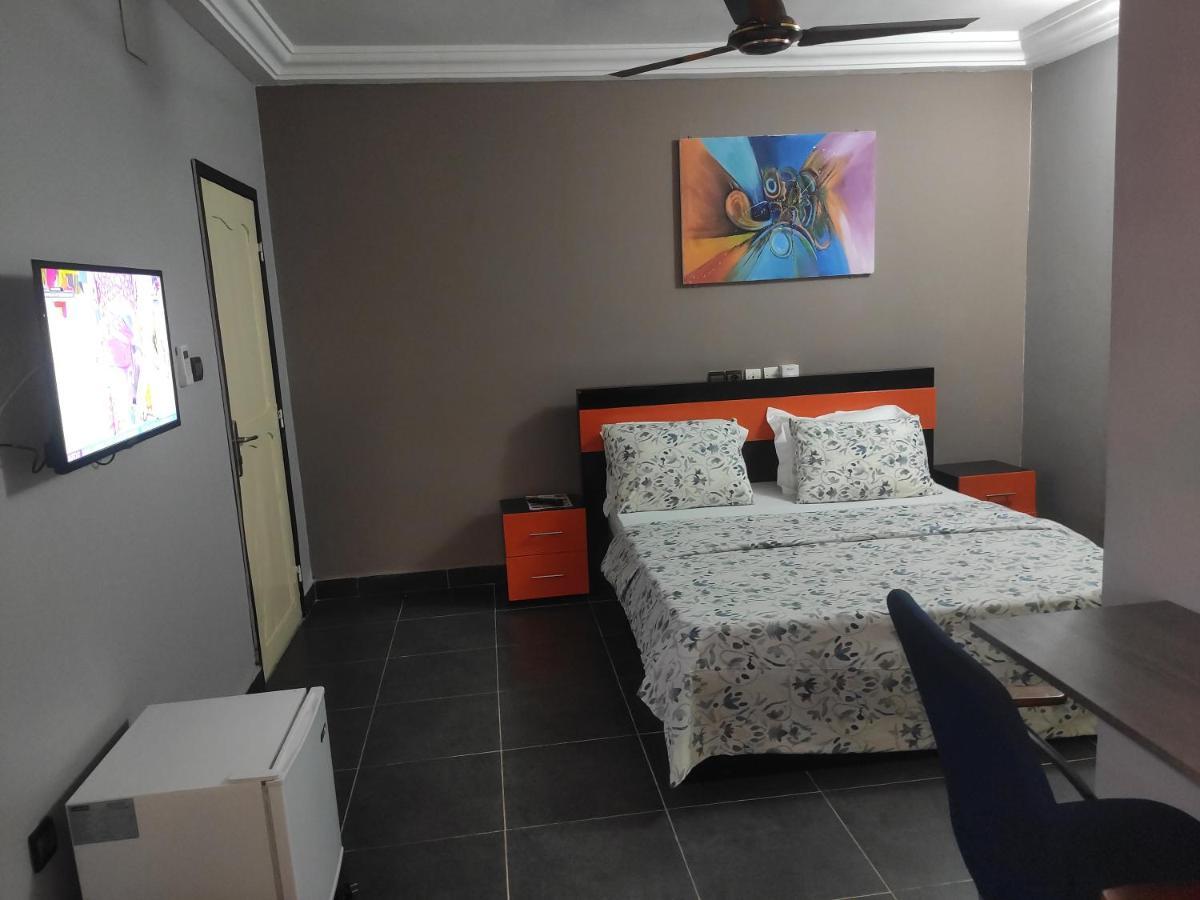 Royal Blue Guest House & Bar Ломе Экстерьер фото