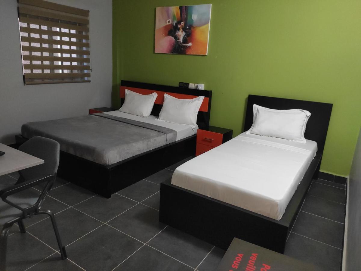 Royal Blue Guest House & Bar Ломе Экстерьер фото