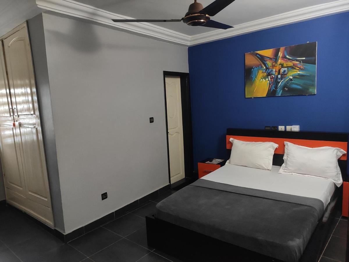 Royal Blue Guest House & Bar Ломе Экстерьер фото