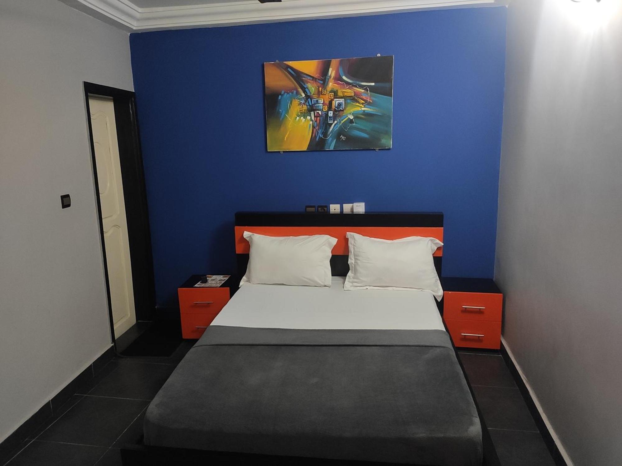 Royal Blue Guest House & Bar Ломе Экстерьер фото