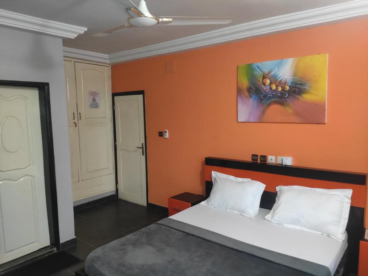 Royal Blue Guest House & Bar Ломе Экстерьер фото