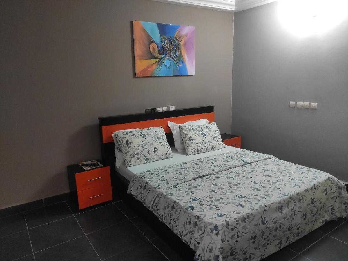 Royal Blue Guest House & Bar Ломе Экстерьер фото